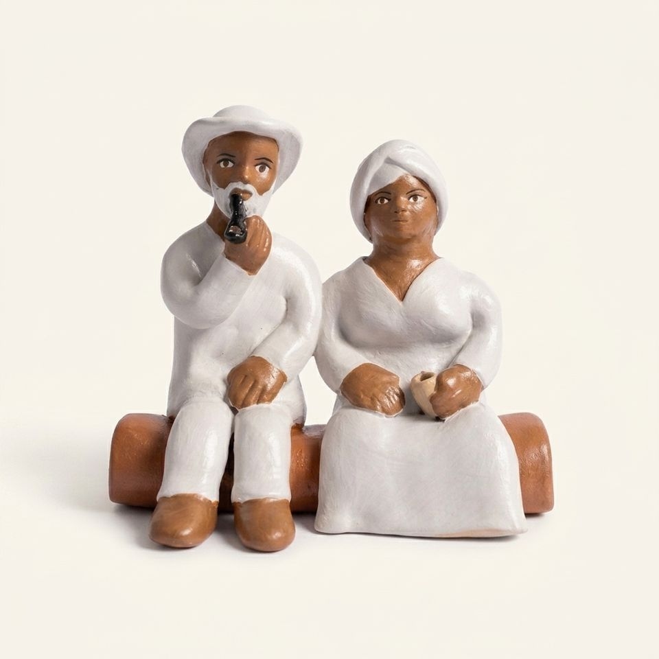 Casal de Pretos-Velhos em cerâmica artesanal da Agô Trancoso, Bahia
